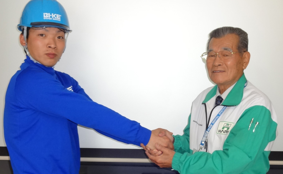 社長と握手する香山新リーダー